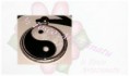 Medalhão Ying e Yang com contorno de purpurinas prateadas